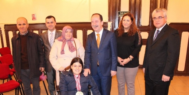 Bedensel Engelli Yüzücü Özge Üstün, Edirne Belediye Başkanı Gürkan’ı Ziyaret Etti