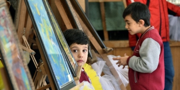 Gümüşhane’de Minik Öğrencilerden Ebru Ve Vitray Sergisi