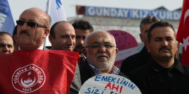 Türk Eğitim-sen Emekli Ve Memura Verilen Zamları Protesto Ederek Maaş Bordrolarını Yaktı