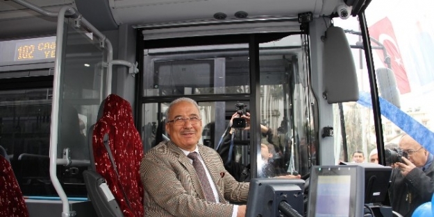 Başkan Kocamaz, 60 Yeni Otobüsü Törenle Devraldı
