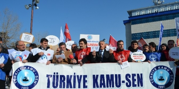 Memurlar Maaş Bordrolarını Yakarak Eylem Yaptılar