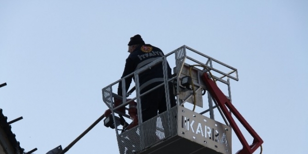 Saçaklardaki Buzlar Kırılıyor