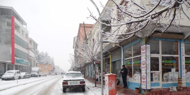 Gölbaşı İlçesinde Kar Yağışına En Çok Çocuklar Sevindi