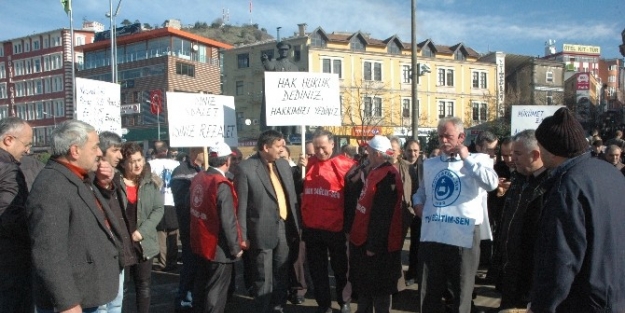 Giresun’da Kamu Emekçileri Meydanlarda Maaş Zammı Tepkilerini Bordrolarını Yakarak Gösterdi