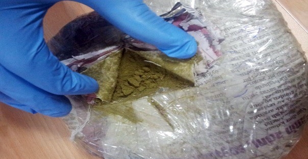 Polisin Şüphelendiği Şahisin Göbeğine Sarılı Esrar Bulundu