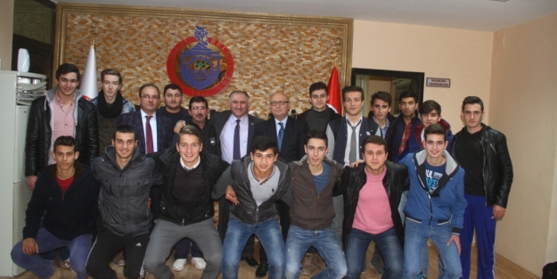 Genç futbolculardan Orhangazi'ye ziyaret