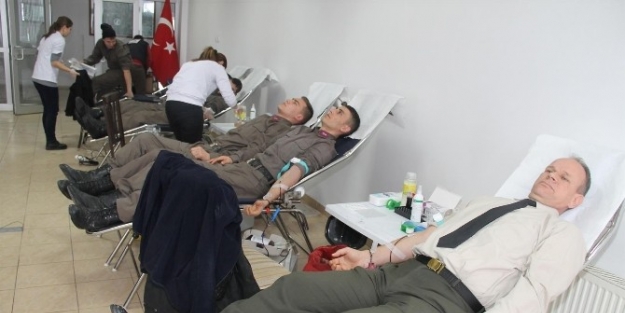 Jandarma Personeli, Kızılay’a Kan Bağışında Bulundu
