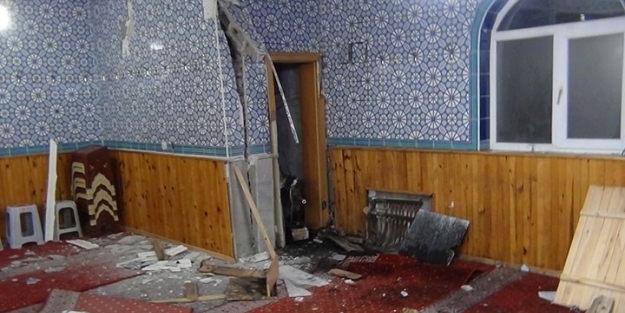 Cemaat namazdayken camide patlama!