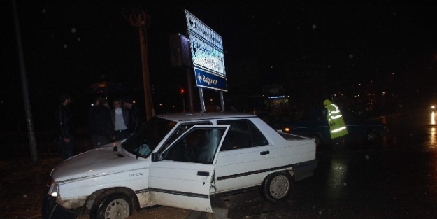 İki Otomobil Çarpişti: 4 Yaralı