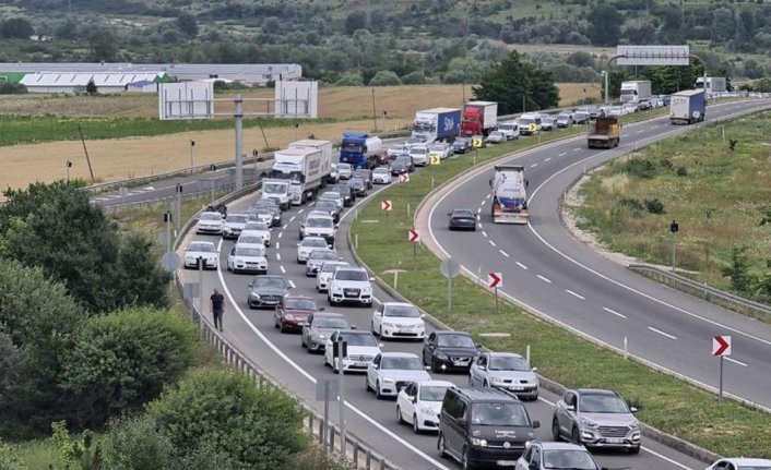 Bayram tatili bitti, dönüş yolculuğu başladı! Kilometrelerce kuyruk oluştu