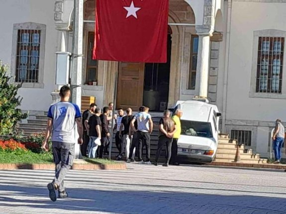 Adliye binasında ilginç kaza: Otomobil merdivenlere çıktı