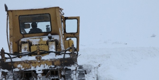 Elazığ’da Kar 367 Köy Yolunu Kapattı