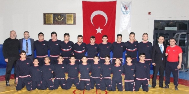 Türkiye Güreş Federasyonu’ndan Güreşçilere Malzeme Yardımı