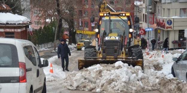 Bilecik’te Belediye Ekiplerinin Karla Mücadele Çalişmasi Sürüyor