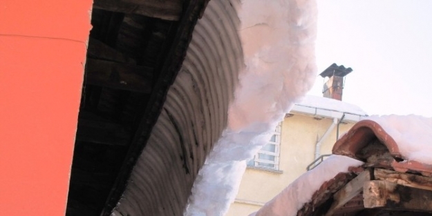 Çatilardaki Kar Kütleleri Tehilke Saçıyor