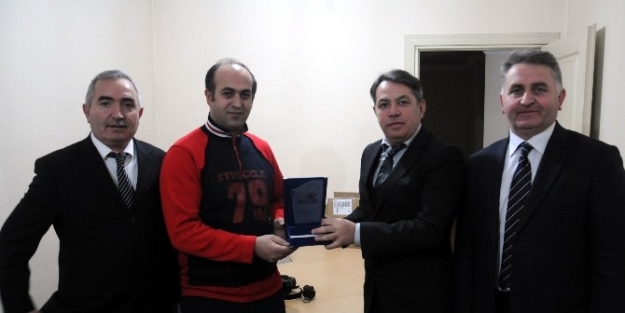 Afat-sen’den İha Muhabirine Plaket