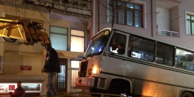 Minibüsten Fırlayan Tekerlek Tehlike Saçtı