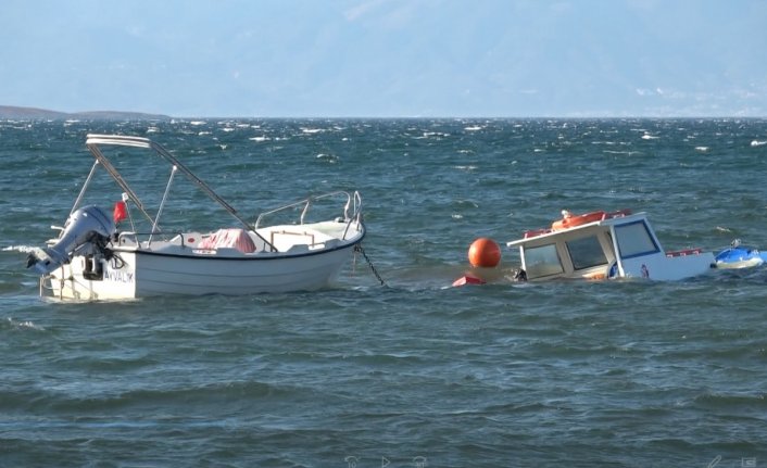 Ayvalık'ta şiddetli rüzgar balıkçı teknelerini batırdı