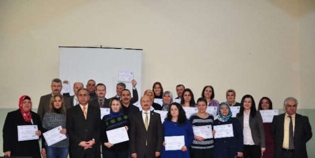 Aile Eğitimini Başarıyla Tamamlayanlar Sertifikalarını Aldılar