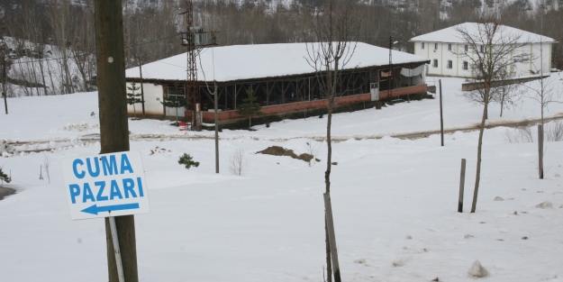 Bursa'da tarihi pazarı kar vurdu!