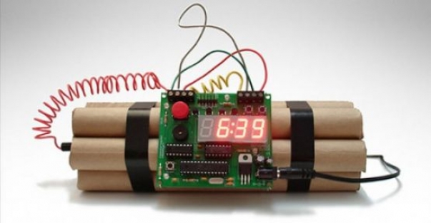 Evinde bomba yapmak isterken...