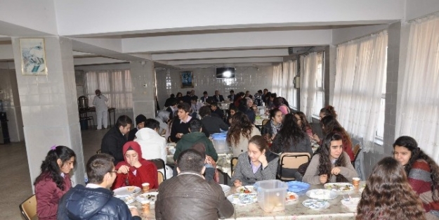 Milli Eğitim Müdürü Aslan, Yatılı Öğrenciler İle Yemekte Buluştu