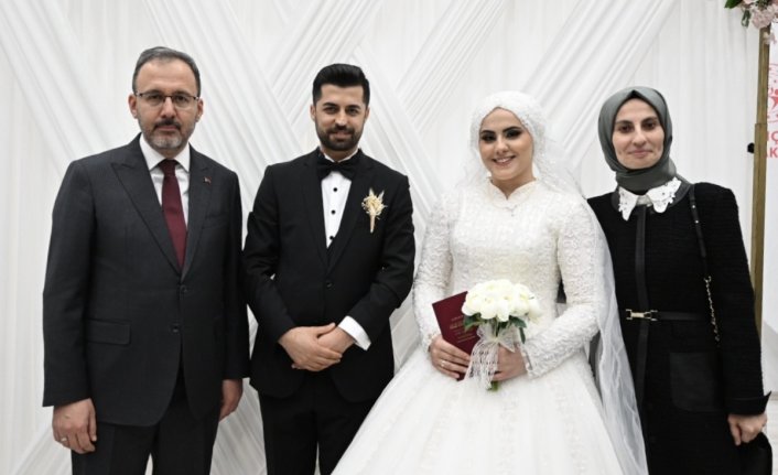 Depremzede çiftin nikah şahidi Bakan Kasapoğlu oldu