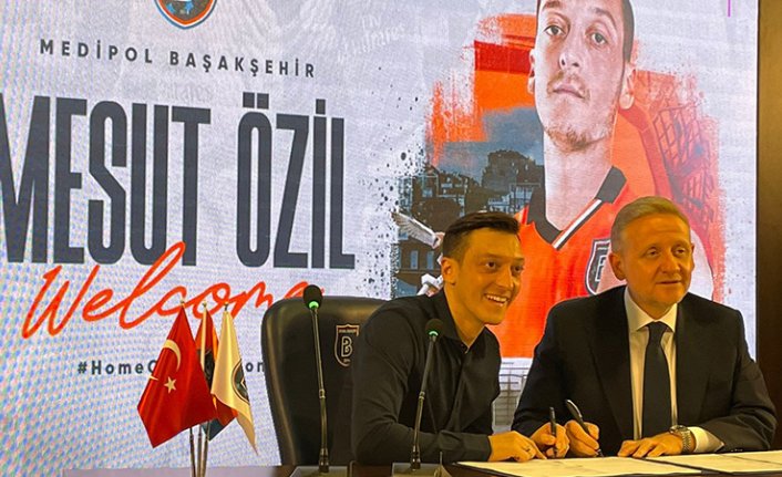 Mesut Özil, Başakşehir'e imzayı attı