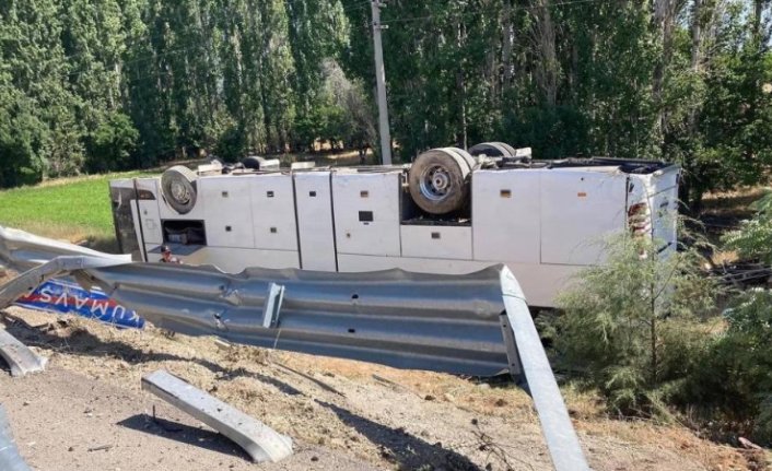 Tur otobüsü devrildi; 3'ü ağır 17 kişi yaralandı