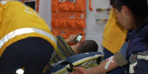 Sedyede bile cep telefonunu elinden bırakmadı!