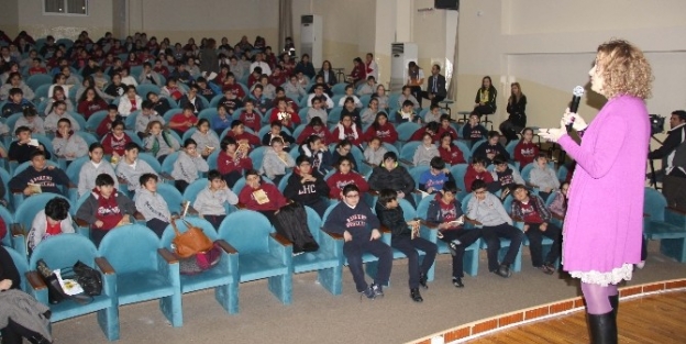 Aytül Akal Küçük Okurlarıyla Buluştu