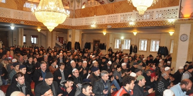 Vatandaşlar Doğu Türkistan’daki Müslümanlara Dualarla Destek Verdi