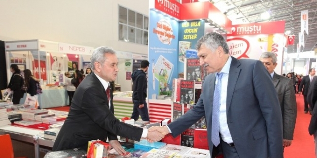 Başkan Karalar Kitap Fuarı’nı Gezdi