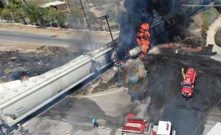 Meksika'da trenin çarptığı petrol tankeri patladı