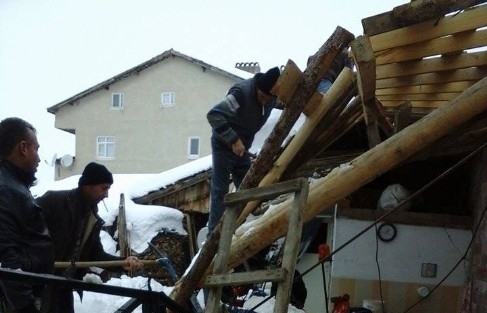 Traktör Garajın Altında Kaldı