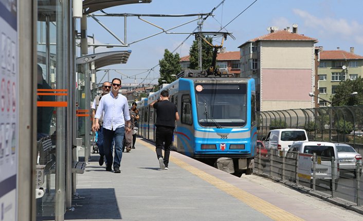 Tramvayda annesine yer vermeyen kişiye falçatayla saldırdı