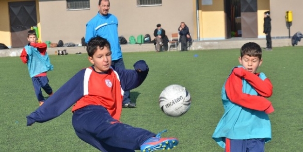 Minik Futbolcular Akhisar’da Futbol Şenliğinde Buluştu