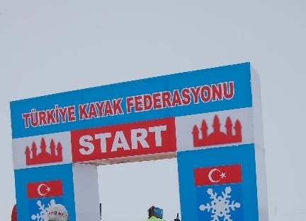 Bitlis’te Kayaklı Koşu Yarışları Düzenlendi