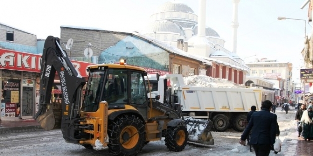 İpekyolu Belediyesi’nden Kar Temizleme Çalişmasi