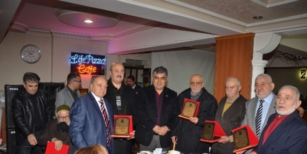 Başkan Özgüven’den Güreşçilere Plaket