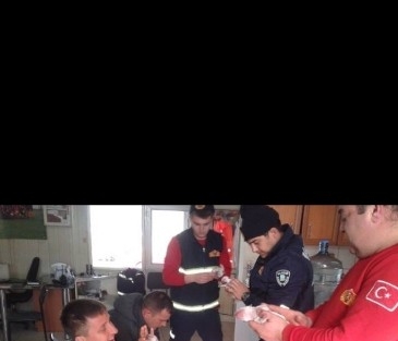 Yavru Köpeklere İtfaiye Şefkati