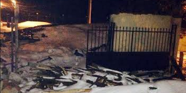 Kara dayanamayan okul kömürlüğü çöktü