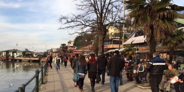 Sıcak Havayı Fırsat Bilen Zonguldaklılar Soluğu Deniz Kenarında Aldı