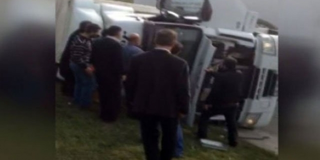 Direksiyon başında uyuyan TIR şoförü kaza yaptı