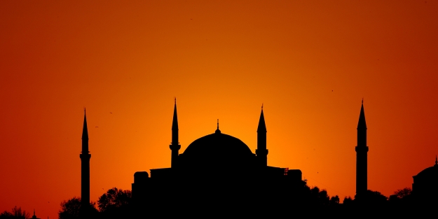 Yaşayan sevgilisi için sela okuttu!