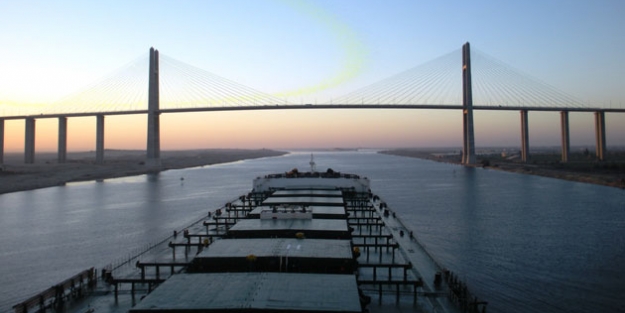 Yeni Süveyş Kanalı 'çöktü'