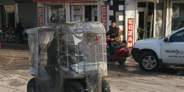 Soğuktan Korunmak İçin Motosikletine Naylon İle Koruma Yaptı