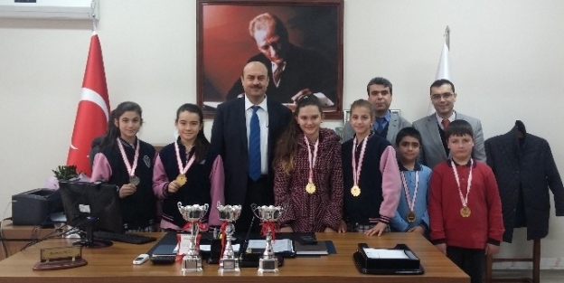 Şampiyonlardan İlçe Milli Eğitime Ziyaret