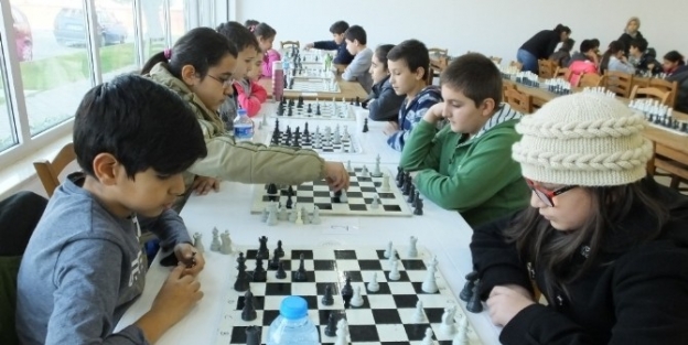 Burhaniye’de Çocuklar Satrancı Sevdi