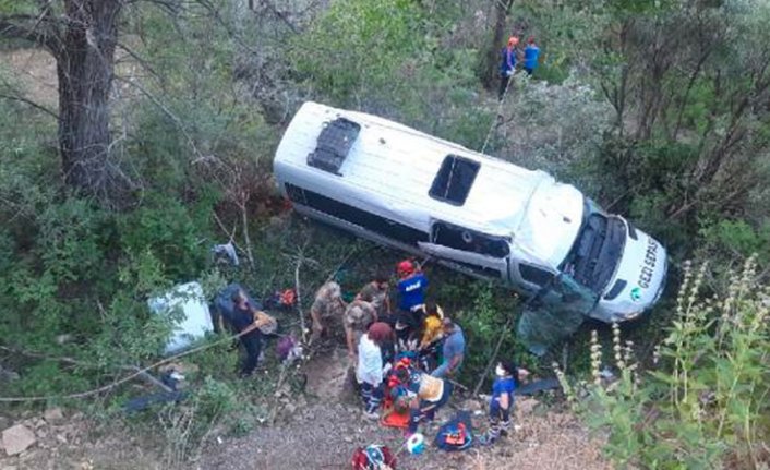 Karadeniz turu dönüşü minibüs şarampole uçtu: 3'ü ağır 19 yaralı